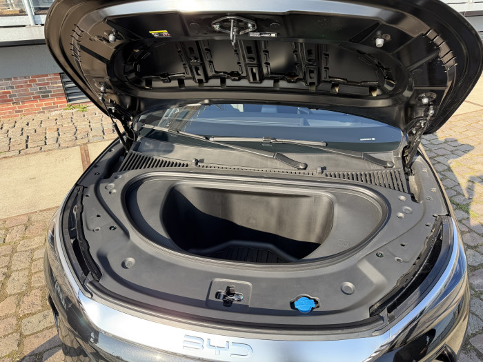 Unter die Fronthaube passen 95 Liter – ausreichend für Ladekabel oder eine kleine Reisetasche. (Bild: Dirk Kunde)